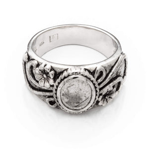 Flowers Ring with Flat Round Bezel Mounting in Sterling Silver 7x9mm